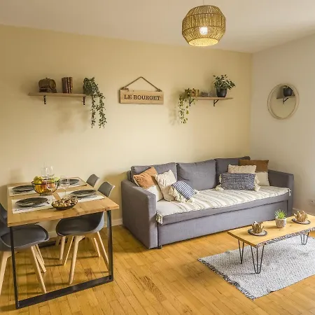 Appartement Le Bourget, Grand Proche Du Centre *